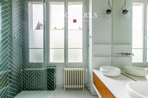 CHANTILLY – Meulière de caractère avec dépendance et piscine intérieure