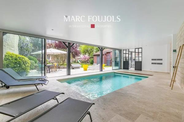 CHANTILLY – Meulière de caractère avec dépendance et piscine intérieure