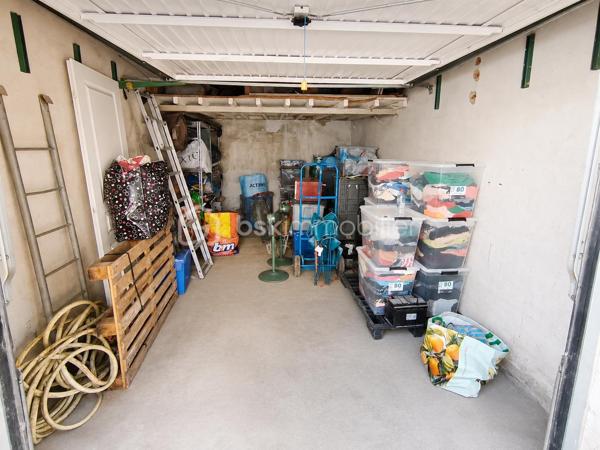 Exclusivité BSK Immobilier :

🔥 À vendre - Garage fermé avec mezzanine – 0€ de charges – Faible taxe foncière – Accès ultra facile – Toulon Ouest (Place Parmentier) - 33 000 €

Et si vous sécurisiez enfin votre stationnement… tout en bénéficiant d’un espace de stockage supplémentaire ?

Situé au 73 place Parmentier à Toulon (83200), ce garage fermé de 15,55 m², vendu libre et entièrement vidé, représente une belle opportunité sur le secteur.
________________________________________
🚗 Un accès simple et pratique au quotidien :

Accès sécurisé par portail
Grande aire de manœuvre devant les garages
Demi-tour facile et circulation fluide
👉 Un vrai confort d’utilisation au quotidien
________________________________________
📐 Des dimensions idéales :

Surface : 15,55 m²
Largeur intérieure : 3,24 m
Longueur : 4,80 m
Largeur de passage : 2,30 m
Hauteur de passage : 2,14 m
________________________________________
📦 Un vrai plus : la mezzanine :

Le garage dispose également d’une mezzanine permettant d’optimiser considérablement le stockage sans empiéter sur l’espace de stationnement.

👉 Idéal pour :

stockage personnel
matériel professionnel
activité artisanale
ou investissement locatif
________________________________________
💡 Les atouts qui font la différence :

✔ 0 € de charges de copropriété
✔ Faible taxe foncière : env. 144 € / an
✔ Garage vendu libre et vidé
✔ Accès facile et confortable
✔ Mezzanine offrant un espace de rangement supplémentaire
✔ Secteur où le stationnement est recherché

________________________________________
💰 Prix

33 000 € FAI
👉 Un second garage est également disponible à la vente à côté de celui-ci. (me consulter)
________________________________________
🎯 Mon avis professionnel

Les garages avec :

accès facile,
faibles coûts annuels,
et espace de stockage supplémentaire

sont aujourd’hui particulièrement recherchés, aussi bien par les particuliers que par les investisseurs.

👉 Un produit rare et rentable sur le secteur.

________________________________________
📞 Contactez-moi rapidement pour plus d’informations ou organiser une visite.
Kévin LEXA : 06 50 74 25 70