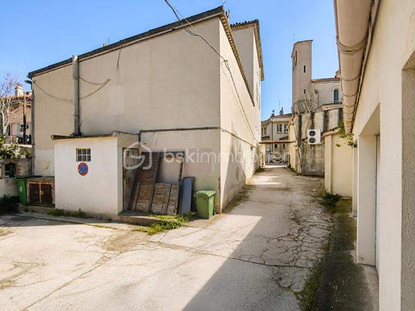 Exclusivité BSK Immobilier :

🔥 À vendre - Garage fermé avec mezzanine – 0€ de charges – Faible taxe foncière – Accès ultra facile – Toulon Ouest (Place Parmentier) - 33 000 €

Et si vous sécurisiez enfin votre stationnement… tout en bénéficiant d’un espace de stockage supplémentaire ?

Situé au 73 place Parmentier à Toulon (83200), ce garage fermé de 15,55 m², vendu libre et entièrement vidé, représente une belle opportunité sur le secteur.
________________________________________
🚗 Un accès simple et pratique au quotidien :

Accès sécurisé par portail
Grande aire de manœuvre devant les garages
Demi-tour facile et circulation fluide
👉 Un vrai confort d’utilisation au quotidien
________________________________________
📐 Des dimensions idéales :

Surface : 15,55 m²
Largeur intérieure : 3,24 m
Longueur : 4,80 m
Largeur de passage : 2,30 m
Hauteur de passage : 2,14 m
________________________________________
📦 Un vrai plus : la mezzanine :

Le garage dispose également d’une mezzanine permettant d’optimiser considérablement le stockage sans empiéter sur l’espace de stationnement.

👉 Idéal pour :

stockage personnel
matériel professionnel
activité artisanale
ou investissement locatif
________________________________________
💡 Les atouts qui font la différence :

✔ 0 € de charges de copropriété
✔ Faible taxe foncière : env. 144 € / an
✔ Garage vendu libre et vidé
✔ Accès facile et confortable
✔ Mezzanine offrant un espace de rangement supplémentaire
✔ Secteur où le stationnement est recherché

________________________________________
💰 Prix

33 000 € FAI
👉 Un second garage est également disponible à la vente à côté de celui-ci. (me consulter)
________________________________________
🎯 Mon avis professionnel

Les garages avec :

accès facile,
faibles coûts annuels,
et espace de stockage supplémentaire

sont aujourd’hui particulièrement recherchés, aussi bien par les particuliers que par les investisseurs.

👉 Un produit rare et rentable sur le secteur.

________________________________________
📞 Contactez-moi rapidement pour plus d’informations ou organiser une visite.
Kévin LEXA : 06 50 74 25 70