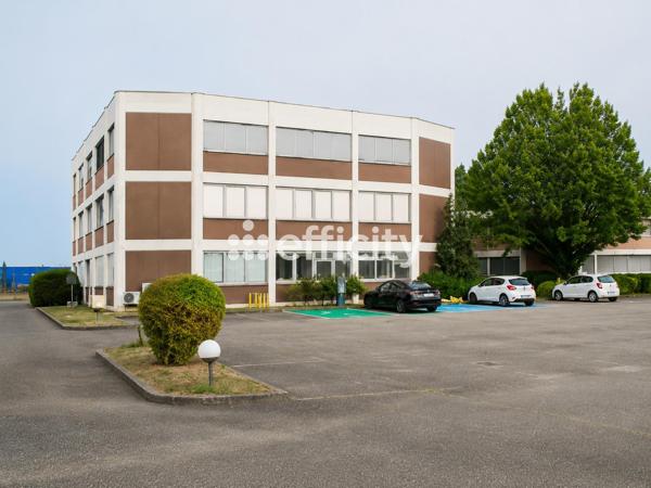 Bureau
         3 pièces
        - 57 m² Exclusivité 51 000 € *
