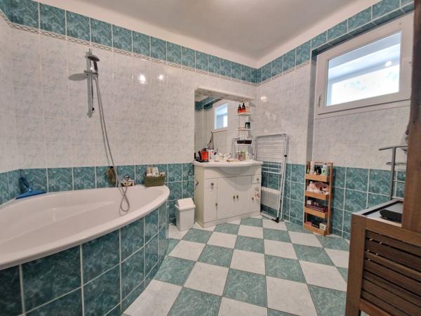 2ch sur sous sol jardin, coeur de montfort le gesnois