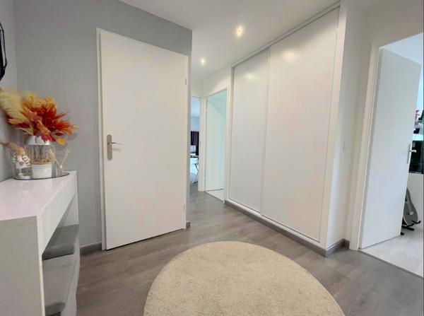 Saclay (91400) APPARTEMENT REZ DE JARDIN DE PLAIN PIED - IMMEUBLE RECENT au CENTRE de SACLAY - JARDIN 60m2 - TOUTES COMMODITE