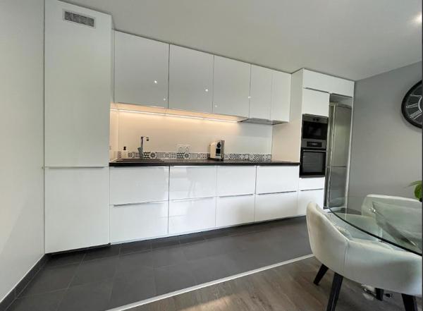 Saclay (91400) APPARTEMENT REZ DE JARDIN DE PLAIN PIED - IMMEUBLE RECENT au CENTRE de SACLAY - JARDIN 60m2 - TOUTES COMMODITE