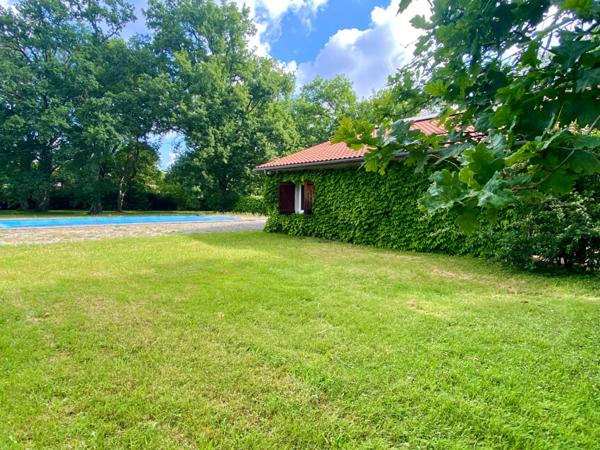 Très grande Maison Landaise de 280M2 avec piscine et grand terrain boisé de chênes à SAINT PIERRE DU MONT (40)
