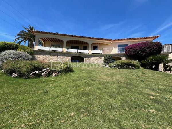 Découvrez cette propriété d’exception où élégance, volumes et douceur de vivre se rencontrent dans un cadre privilégié.

Édifiée sur un magnifique terrain de 3 939 m², cette villa de prestige développe près de 240 m² habitables, répartis entre une villa principale de plain-pied de 160 m² et une dépendance indépendante de 80 m². Un lieu pensé pour ceux qui recherchent espace, confort et sérénité, avec une vue dégagée remarquable sur les montagnes, la ville et la mer.

Dès l’entrée, la lumière s’invite naturellement grâce aux larges baies vitrées qui habillent le spacieux séjour et prolongent les espaces vers une terrasse généreuse et un jardin soigneusement aménagé. Son exposition Sud-Est sublime chaque instant de la journée.

Le salon s’ouvre harmonieusement sur une cuisine moderne, entièrement équipée et ouverte sur l’espace de vie.

L’espace nuit propose trois belles chambres, dont une superbe suite parentale avec dressing et salle de bain privative, complétées par une salle d’eau, deux WC, une buanderie ainsi qu’un bureau donnant accès au garage.

Au niveau inférieur, une dépendance indépendante de 80 m² offre de nombreuses possibilités : recevoir famille et amis, activité professionnelle ou investissement locatif. Elle se compose d’un vaste séjour avec cheminée et cuisine américaine, d’une suite parentale avec salle d’eau et rangements, ainsi que d’un accès à une cave et un espace extérieur de stockage.

Les extérieurs ont été pensés comme une véritable invitation à la détente : une grande piscine 12 x 6, un élégant pool house avec cuisine d’été, douche, WC et local technique, plusieurs espaces de repos, un terrain de pétanque et de vastes espaces verts.

Deux garages ainsi que de nombreux stationnements complètent ce bien rare.

Prestations supplémentaires : classement énergétique A, panneaux solaires, arrosage automatique, goutte-à-goutte, fosse septique, cuve à gaz, eau du Canal de Provence.

Un lieu où les réveils commencent avec une vue inspirante et où les journées semblent toujours avoir un parfum de vacances.

Un véritable havre de paix à découvrir sans tarder.