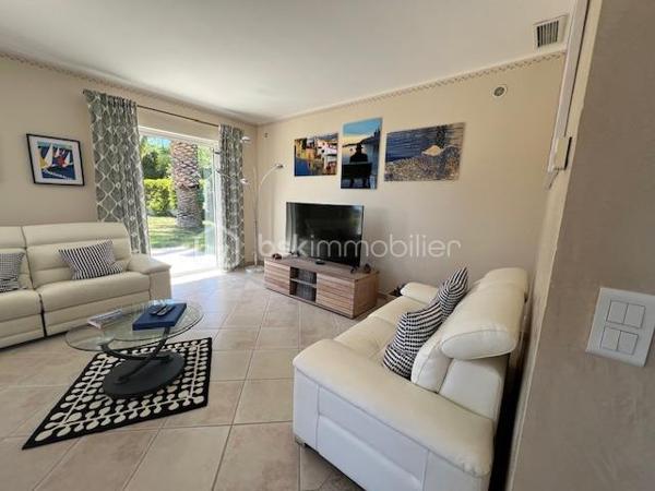 Découvrez cette propriété d’exception où élégance, volumes et douceur de vivre se rencontrent dans un cadre privilégié.

Édifiée sur un magnifique terrain de 3 939 m², cette villa de prestige développe près de 240 m² habitables, répartis entre une villa principale de plain-pied de 160 m² et une dépendance indépendante de 80 m². Un lieu pensé pour ceux qui recherchent espace, confort et sérénité, avec une vue dégagée remarquable sur les montagnes, la ville et la mer.

Dès l’entrée, la lumière s’invite naturellement grâce aux larges baies vitrées qui habillent le spacieux séjour et prolongent les espaces vers une terrasse généreuse et un jardin soigneusement aménagé. Son exposition Sud-Est sublime chaque instant de la journée.

Le salon s’ouvre harmonieusement sur une cuisine moderne, entièrement équipée et ouverte sur l’espace de vie.

L’espace nuit propose trois belles chambres, dont une superbe suite parentale avec dressing et salle de bain privative, complétées par une salle d’eau, deux WC, une buanderie ainsi qu’un bureau donnant accès au garage.

Au niveau inférieur, une dépendance indépendante de 80 m² offre de nombreuses possibilités : recevoir famille et amis, activité professionnelle ou investissement locatif. Elle se compose d’un vaste séjour avec cheminée et cuisine américaine, d’une suite parentale avec salle d’eau et rangements, ainsi que d’un accès à une cave et un espace extérieur de stockage.

Les extérieurs ont été pensés comme une véritable invitation à la détente : une grande piscine 12 x 6, un élégant pool house avec cuisine d’été, douche, WC et local technique, plusieurs espaces de repos, un terrain de pétanque et de vastes espaces verts.

Deux garages ainsi que de nombreux stationnements complètent ce bien rare.

Prestations supplémentaires : classement énergétique A, panneaux solaires, arrosage automatique, goutte-à-goutte, fosse septique, cuve à gaz, eau du Canal de Provence.

Un lieu où les réveils commencent avec une vue inspirante et où les journées semblent toujours avoir un parfum de vacances.

Un véritable havre de paix à découvrir sans tarder.
