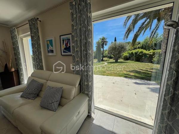 Découvrez cette propriété d’exception où élégance, volumes et douceur de vivre se rencontrent dans un cadre privilégié.

Édifiée sur un magnifique terrain de 3 939 m², cette villa de prestige développe près de 240 m² habitables, répartis entre une villa principale de plain-pied de 160 m² et une dépendance indépendante de 80 m². Un lieu pensé pour ceux qui recherchent espace, confort et sérénité, avec une vue dégagée remarquable sur les montagnes, la ville et la mer.

Dès l’entrée, la lumière s’invite naturellement grâce aux larges baies vitrées qui habillent le spacieux séjour et prolongent les espaces vers une terrasse généreuse et un jardin soigneusement aménagé. Son exposition Sud-Est sublime chaque instant de la journée.

Le salon s’ouvre harmonieusement sur une cuisine moderne, entièrement équipée et ouverte sur l’espace de vie.

L’espace nuit propose trois belles chambres, dont une superbe suite parentale avec dressing et salle de bain privative, complétées par une salle d’eau, deux WC, une buanderie ainsi qu’un bureau donnant accès au garage.

Au niveau inférieur, une dépendance indépendante de 80 m² offre de nombreuses possibilités : recevoir famille et amis, activité professionnelle ou investissement locatif. Elle se compose d’un vaste séjour avec cheminée et cuisine américaine, d’une suite parentale avec salle d’eau et rangements, ainsi que d’un accès à une cave et un espace extérieur de stockage.

Les extérieurs ont été pensés comme une véritable invitation à la détente : une grande piscine 12 x 6, un élégant pool house avec cuisine d’été, douche, WC et local technique, plusieurs espaces de repos, un terrain de pétanque et de vastes espaces verts.

Deux garages ainsi que de nombreux stationnements complètent ce bien rare.

Prestations supplémentaires : classement énergétique A, panneaux solaires, arrosage automatique, goutte-à-goutte, fosse septique, cuve à gaz, eau du Canal de Provence.

Un lieu où les réveils commencent avec une vue inspirante et où les journées semblent toujours avoir un parfum de vacances.

Un véritable havre de paix à découvrir sans tarder.
