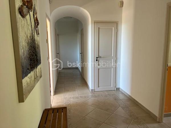 Découvrez cette propriété d’exception où élégance, volumes et douceur de vivre se rencontrent dans un cadre privilégié.

Édifiée sur un magnifique terrain de 3 939 m², cette villa de prestige développe près de 240 m² habitables, répartis entre une villa principale de plain-pied de 160 m² et une dépendance indépendante de 80 m². Un lieu pensé pour ceux qui recherchent espace, confort et sérénité, avec une vue dégagée remarquable sur les montagnes, la ville et la mer.

Dès l’entrée, la lumière s’invite naturellement grâce aux larges baies vitrées qui habillent le spacieux séjour et prolongent les espaces vers une terrasse généreuse et un jardin soigneusement aménagé. Son exposition Sud-Est sublime chaque instant de la journée.

Le salon s’ouvre harmonieusement sur une cuisine moderne, entièrement équipée et ouverte sur l’espace de vie.

L’espace nuit propose trois belles chambres, dont une superbe suite parentale avec dressing et salle de bain privative, complétées par une salle d’eau, deux WC, une buanderie ainsi qu’un bureau donnant accès au garage.

Au niveau inférieur, une dépendance indépendante de 80 m² offre de nombreuses possibilités : recevoir famille et amis, activité professionnelle ou investissement locatif. Elle se compose d’un vaste séjour avec cheminée et cuisine américaine, d’une suite parentale avec salle d’eau et rangements, ainsi que d’un accès à une cave et un espace extérieur de stockage.

Les extérieurs ont été pensés comme une véritable invitation à la détente : une grande piscine 12 x 6, un élégant pool house avec cuisine d’été, douche, WC et local technique, plusieurs espaces de repos, un terrain de pétanque et de vastes espaces verts.

Deux garages ainsi que de nombreux stationnements complètent ce bien rare.

Prestations supplémentaires : classement énergétique A, panneaux solaires, arrosage automatique, goutte-à-goutte, fosse septique, cuve à gaz, eau du Canal de Provence.

Un lieu où les réveils commencent avec une vue inspirante et où les journées semblent toujours avoir un parfum de vacances.

Un véritable havre de paix à découvrir sans tarder.