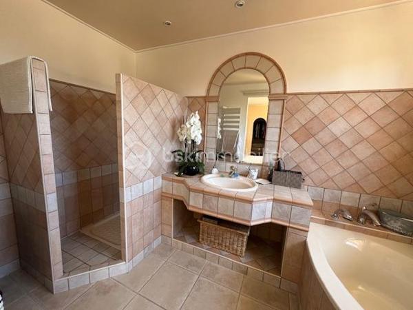 Découvrez cette propriété d’exception où élégance, volumes et douceur de vivre se rencontrent dans un cadre privilégié.

Édifiée sur un magnifique terrain de 3 939 m², cette villa de prestige développe près de 240 m² habitables, répartis entre une villa principale de plain-pied de 160 m² et une dépendance indépendante de 80 m². Un lieu pensé pour ceux qui recherchent espace, confort et sérénité, avec une vue dégagée remarquable sur les montagnes, la ville et la mer.

Dès l’entrée, la lumière s’invite naturellement grâce aux larges baies vitrées qui habillent le spacieux séjour et prolongent les espaces vers une terrasse généreuse et un jardin soigneusement aménagé. Son exposition Sud-Est sublime chaque instant de la journée.

Le salon s’ouvre harmonieusement sur une cuisine moderne, entièrement équipée et ouverte sur l’espace de vie.

L’espace nuit propose trois belles chambres, dont une superbe suite parentale avec dressing et salle de bain privative, complétées par une salle d’eau, deux WC, une buanderie ainsi qu’un bureau donnant accès au garage.

Au niveau inférieur, une dépendance indépendante de 80 m² offre de nombreuses possibilités : recevoir famille et amis, activité professionnelle ou investissement locatif. Elle se compose d’un vaste séjour avec cheminée et cuisine américaine, d’une suite parentale avec salle d’eau et rangements, ainsi que d’un accès à une cave et un espace extérieur de stockage.

Les extérieurs ont été pensés comme une véritable invitation à la détente : une grande piscine 12 x 6, un élégant pool house avec cuisine d’été, douche, WC et local technique, plusieurs espaces de repos, un terrain de pétanque et de vastes espaces verts.

Deux garages ainsi que de nombreux stationnements complètent ce bien rare.

Prestations supplémentaires : classement énergétique A, panneaux solaires, arrosage automatique, goutte-à-goutte, fosse septique, cuve à gaz, eau du Canal de Provence.

Un lieu où les réveils commencent avec une vue inspirante et où les journées semblent toujours avoir un parfum de vacances.

Un véritable havre de paix à découvrir sans tarder.