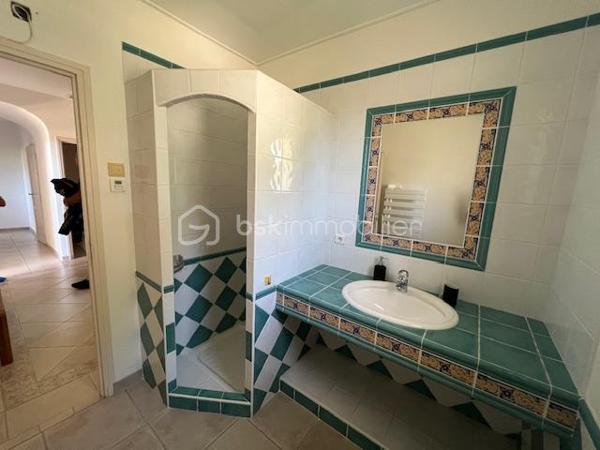 Découvrez cette propriété d’exception où élégance, volumes et douceur de vivre se rencontrent dans un cadre privilégié.

Édifiée sur un magnifique terrain de 3 939 m², cette villa de prestige développe près de 240 m² habitables, répartis entre une villa principale de plain-pied de 160 m² et une dépendance indépendante de 80 m². Un lieu pensé pour ceux qui recherchent espace, confort et sérénité, avec une vue dégagée remarquable sur les montagnes, la ville et la mer.

Dès l’entrée, la lumière s’invite naturellement grâce aux larges baies vitrées qui habillent le spacieux séjour et prolongent les espaces vers une terrasse généreuse et un jardin soigneusement aménagé. Son exposition Sud-Est sublime chaque instant de la journée.

Le salon s’ouvre harmonieusement sur une cuisine moderne, entièrement équipée et ouverte sur l’espace de vie.

L’espace nuit propose trois belles chambres, dont une superbe suite parentale avec dressing et salle de bain privative, complétées par une salle d’eau, deux WC, une buanderie ainsi qu’un bureau donnant accès au garage.

Au niveau inférieur, une dépendance indépendante de 80 m² offre de nombreuses possibilités : recevoir famille et amis, activité professionnelle ou investissement locatif. Elle se compose d’un vaste séjour avec cheminée et cuisine américaine, d’une suite parentale avec salle d’eau et rangements, ainsi que d’un accès à une cave et un espace extérieur de stockage.

Les extérieurs ont été pensés comme une véritable invitation à la détente : une grande piscine 12 x 6, un élégant pool house avec cuisine d’été, douche, WC et local technique, plusieurs espaces de repos, un terrain de pétanque et de vastes espaces verts.

Deux garages ainsi que de nombreux stationnements complètent ce bien rare.

Prestations supplémentaires : classement énergétique A, panneaux solaires, arrosage automatique, goutte-à-goutte, fosse septique, cuve à gaz, eau du Canal de Provence.

Un lieu où les réveils commencent avec une vue inspirante et où les journées semblent toujours avoir un parfum de vacances.

Un véritable havre de paix à découvrir sans tarder.