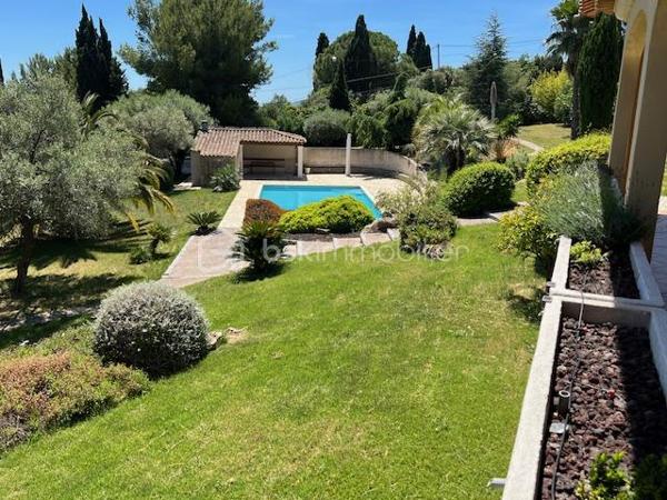 Découvrez cette propriété d’exception où élégance, volumes et douceur de vivre se rencontrent dans un cadre privilégié.

Édifiée sur un magnifique terrain de 3 939 m², cette villa de prestige développe près de 240 m² habitables, répartis entre une villa principale de plain-pied de 160 m² et une dépendance indépendante de 80 m². Un lieu pensé pour ceux qui recherchent espace, confort et sérénité, avec une vue dégagée remarquable sur les montagnes, la ville et la mer.

Dès l’entrée, la lumière s’invite naturellement grâce aux larges baies vitrées qui habillent le spacieux séjour et prolongent les espaces vers une terrasse généreuse et un jardin soigneusement aménagé. Son exposition Sud-Est sublime chaque instant de la journée.

Le salon s’ouvre harmonieusement sur une cuisine moderne, entièrement équipée et ouverte sur l’espace de vie.

L’espace nuit propose trois belles chambres, dont une superbe suite parentale avec dressing et salle de bain privative, complétées par une salle d’eau, deux WC, une buanderie ainsi qu’un bureau donnant accès au garage.

Au niveau inférieur, une dépendance indépendante de 80 m² offre de nombreuses possibilités : recevoir famille et amis, activité professionnelle ou investissement locatif. Elle se compose d’un vaste séjour avec cheminée et cuisine américaine, d’une suite parentale avec salle d’eau et rangements, ainsi que d’un accès à une cave et un espace extérieur de stockage.

Les extérieurs ont été pensés comme une véritable invitation à la détente : une grande piscine 12 x 6, un élégant pool house avec cuisine d’été, douche, WC et local technique, plusieurs espaces de repos, un terrain de pétanque et de vastes espaces verts.

Deux garages ainsi que de nombreux stationnements complètent ce bien rare.

Prestations supplémentaires : classement énergétique A, panneaux solaires, arrosage automatique, goutte-à-goutte, fosse septique, cuve à gaz, eau du Canal de Provence.

Un lieu où les réveils commencent avec une vue inspirante et où les journées semblent toujours avoir un parfum de vacances.

Un véritable havre de paix à découvrir sans tarder.