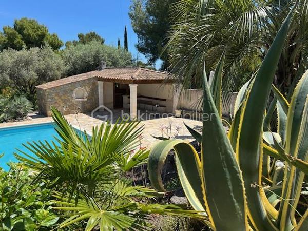 Découvrez cette propriété d’exception où élégance, volumes et douceur de vivre se rencontrent dans un cadre privilégié.

Édifiée sur un magnifique terrain de 3 939 m², cette villa de prestige développe près de 240 m² habitables, répartis entre une villa principale de plain-pied de 160 m² et une dépendance indépendante de 80 m². Un lieu pensé pour ceux qui recherchent espace, confort et sérénité, avec une vue dégagée remarquable sur les montagnes, la ville et la mer.

Dès l’entrée, la lumière s’invite naturellement grâce aux larges baies vitrées qui habillent le spacieux séjour et prolongent les espaces vers une terrasse généreuse et un jardin soigneusement aménagé. Son exposition Sud-Est sublime chaque instant de la journée.

Le salon s’ouvre harmonieusement sur une cuisine moderne, entièrement équipée et ouverte sur l’espace de vie.

L’espace nuit propose trois belles chambres, dont une superbe suite parentale avec dressing et salle de bain privative, complétées par une salle d’eau, deux WC, une buanderie ainsi qu’un bureau donnant accès au garage.

Au niveau inférieur, une dépendance indépendante de 80 m² offre de nombreuses possibilités : recevoir famille et amis, activité professionnelle ou investissement locatif. Elle se compose d’un vaste séjour avec cheminée et cuisine américaine, d’une suite parentale avec salle d’eau et rangements, ainsi que d’un accès à une cave et un espace extérieur de stockage.

Les extérieurs ont été pensés comme une véritable invitation à la détente : une grande piscine 12 x 6, un élégant pool house avec cuisine d’été, douche, WC et local technique, plusieurs espaces de repos, un terrain de pétanque et de vastes espaces verts.

Deux garages ainsi que de nombreux stationnements complètent ce bien rare.

Prestations supplémentaires : classement énergétique A, panneaux solaires, arrosage automatique, goutte-à-goutte, fosse septique, cuve à gaz, eau du Canal de Provence.

Un lieu où les réveils commencent avec une vue inspirante et où les journées semblent toujours avoir un parfum de vacances.

Un véritable havre de paix à découvrir sans tarder.