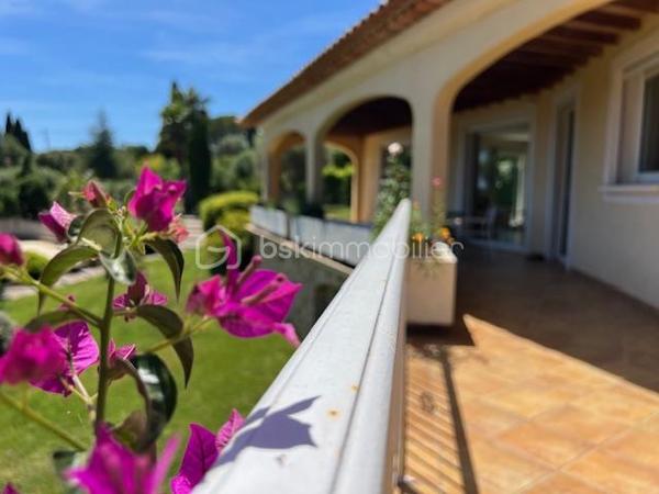 Découvrez cette propriété d’exception où élégance, volumes et douceur de vivre se rencontrent dans un cadre privilégié.

Édifiée sur un magnifique terrain de 3 939 m², cette villa de prestige développe près de 240 m² habitables, répartis entre une villa principale de plain-pied de 160 m² et une dépendance indépendante de 80 m². Un lieu pensé pour ceux qui recherchent espace, confort et sérénité, avec une vue dégagée remarquable sur les montagnes, la ville et la mer.

Dès l’entrée, la lumière s’invite naturellement grâce aux larges baies vitrées qui habillent le spacieux séjour et prolongent les espaces vers une terrasse généreuse et un jardin soigneusement aménagé. Son exposition Sud-Est sublime chaque instant de la journée.

Le salon s’ouvre harmonieusement sur une cuisine moderne, entièrement équipée et ouverte sur l’espace de vie.

L’espace nuit propose trois belles chambres, dont une superbe suite parentale avec dressing et salle de bain privative, complétées par une salle d’eau, deux WC, une buanderie ainsi qu’un bureau donnant accès au garage.

Au niveau inférieur, une dépendance indépendante de 80 m² offre de nombreuses possibilités : recevoir famille et amis, activité professionnelle ou investissement locatif. Elle se compose d’un vaste séjour avec cheminée et cuisine américaine, d’une suite parentale avec salle d’eau et rangements, ainsi que d’un accès à une cave et un espace extérieur de stockage.

Les extérieurs ont été pensés comme une véritable invitation à la détente : une grande piscine 12 x 6, un élégant pool house avec cuisine d’été, douche, WC et local technique, plusieurs espaces de repos, un terrain de pétanque et de vastes espaces verts.

Deux garages ainsi que de nombreux stationnements complètent ce bien rare.

Prestations supplémentaires : classement énergétique A, panneaux solaires, arrosage automatique, goutte-à-goutte, fosse septique, cuve à gaz, eau du Canal de Provence.

Un lieu où les réveils commencent avec une vue inspirante et où les journées semblent toujours avoir un parfum de vacances.

Un véritable havre de paix à découvrir sans tarder.