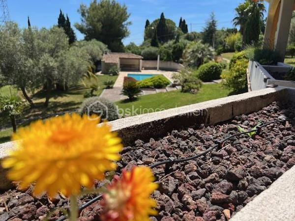 Découvrez cette propriété d’exception où élégance, volumes et douceur de vivre se rencontrent dans un cadre privilégié.

Édifiée sur un magnifique terrain de 3 939 m², cette villa de prestige développe près de 240 m² habitables, répartis entre une villa principale de plain-pied de 160 m² et une dépendance indépendante de 80 m². Un lieu pensé pour ceux qui recherchent espace, confort et sérénité, avec une vue dégagée remarquable sur les montagnes, la ville et la mer.

Dès l’entrée, la lumière s’invite naturellement grâce aux larges baies vitrées qui habillent le spacieux séjour et prolongent les espaces vers une terrasse généreuse et un jardin soigneusement aménagé. Son exposition Sud-Est sublime chaque instant de la journée.

Le salon s’ouvre harmonieusement sur une cuisine moderne, entièrement équipée et ouverte sur l’espace de vie.

L’espace nuit propose trois belles chambres, dont une superbe suite parentale avec dressing et salle de bain privative, complétées par une salle d’eau, deux WC, une buanderie ainsi qu’un bureau donnant accès au garage.

Au niveau inférieur, une dépendance indépendante de 80 m² offre de nombreuses possibilités : recevoir famille et amis, activité professionnelle ou investissement locatif. Elle se compose d’un vaste séjour avec cheminée et cuisine américaine, d’une suite parentale avec salle d’eau et rangements, ainsi que d’un accès à une cave et un espace extérieur de stockage.

Les extérieurs ont été pensés comme une véritable invitation à la détente : une grande piscine 12 x 6, un élégant pool house avec cuisine d’été, douche, WC et local technique, plusieurs espaces de repos, un terrain de pétanque et de vastes espaces verts.

Deux garages ainsi que de nombreux stationnements complètent ce bien rare.

Prestations supplémentaires : classement énergétique A, panneaux solaires, arrosage automatique, goutte-à-goutte, fosse septique, cuve à gaz, eau du Canal de Provence.

Un lieu où les réveils commencent avec une vue inspirante et où les journées semblent toujours avoir un parfum de vacances.

Un véritable havre de paix à découvrir sans tarder.