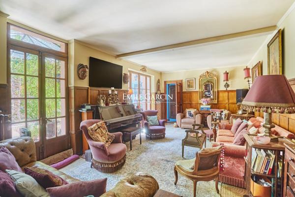 A VENDRE - MAISON - Paris - 75018 - 7 pièces - 4 chambres - 200 m² - Patio 110m²