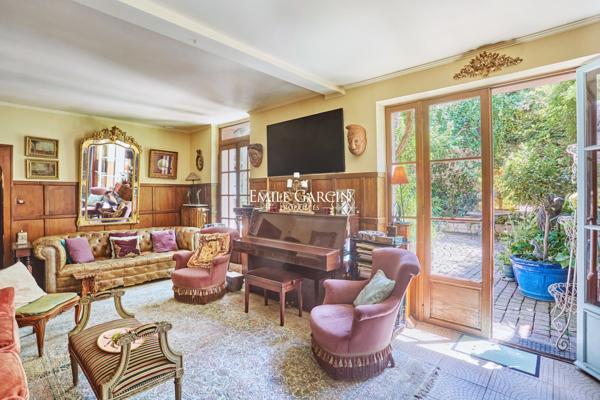 A VENDRE - MAISON - Paris - 75018 - 7 pièces - 4 chambres - 200 m² - Patio 110m²