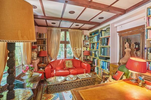 A VENDRE - MAISON - Paris - 75018 - 7 pièces - 4 chambres - 200 m² - Patio 110m²