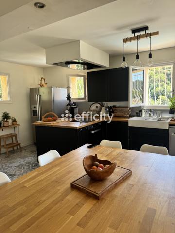 Maison
         6 pièces
        - 183 m² 750 000 € *
