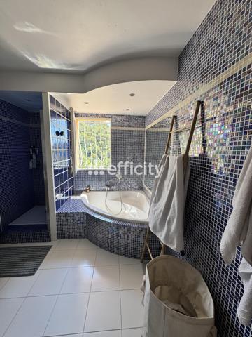 Maison
         6 pièces
        - 183 m² 750 000 € *