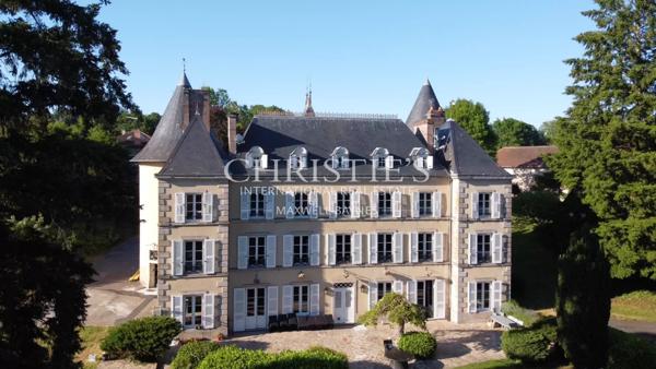 Magnifique château de campagne datant de 1740, situé à quinze minutes de Limoges, offert par Napoléon III, décoré avec raffinement.