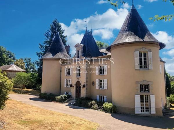 Magnifique château de campagne datant de 1740, situé à quinze minutes de Limoges, offert par Napoléon III, décoré avec raffinement.