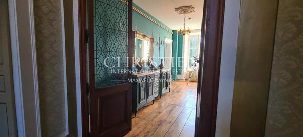 Magnifique château de campagne datant de 1740, situé à quinze minutes de Limoges, offert par Napoléon III, décoré avec raffinement.