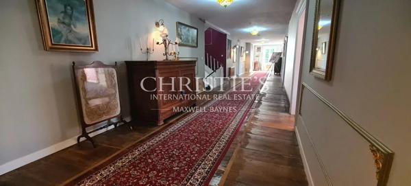 Magnifique château de campagne datant de 1740, situé à quinze minutes de Limoges, offert par Napoléon III, décoré avec raffinement.