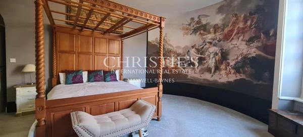 Magnifique château de campagne datant de 1740, situé à quinze minutes de Limoges, offert par Napoléon III, décoré avec raffinement.