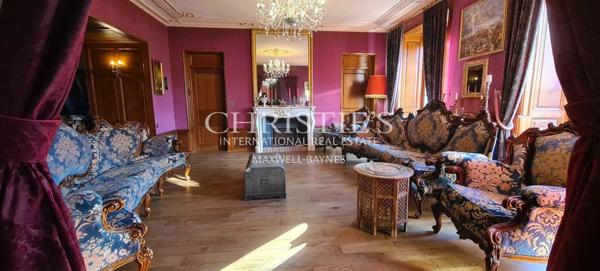 Magnifique château de campagne datant de 1740, situé à quinze minutes de Limoges, offert par Napoléon III, décoré avec raffinement.