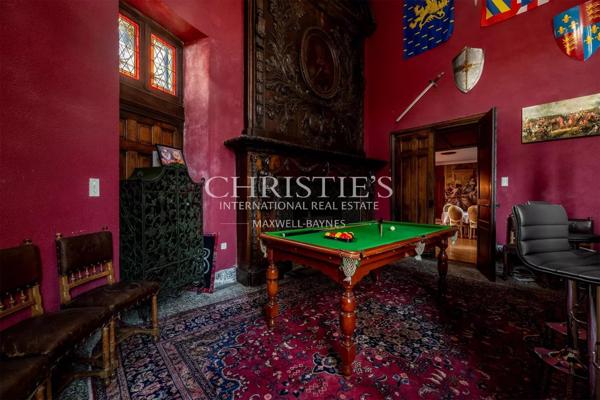 Magnifique château de campagne datant de 1740, situé à quinze minutes de Limoges, offert par Napoléon III, décoré avec raffinement.