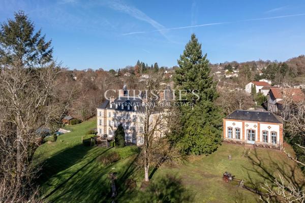 Magnifique château de campagne datant de 1740, situé à quinze minutes de Limoges, offert par Napoléon III, décoré avec raffinement.