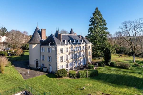 Magnifique château de campagne datant de 1740, situé à quinze minutes de Limoges, offert par Napoléon III, décoré avec raffinement.