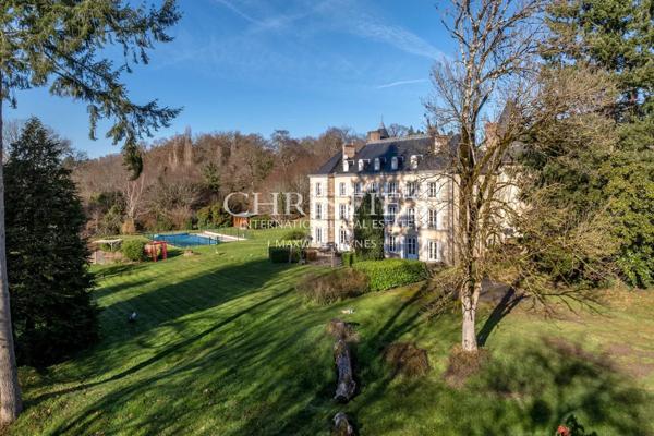 Magnifique château de campagne datant de 1740, situé à quinze minutes de Limoges, offert par Napoléon III, décoré avec raffinement.