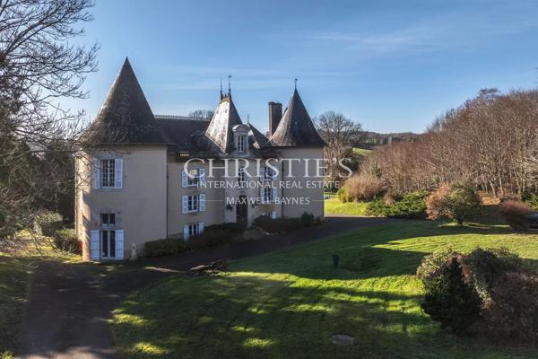 Magnifique château de campagne datant de 1740, situé à quinze minutes de Limoges, offert par Napoléon III, décoré avec raffinement.