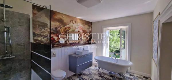 Magnifique château de campagne datant de 1740, situé à quinze minutes de Limoges, offert par Napoléon III, décoré avec raffinement.