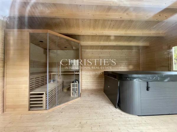 Magnifique château de campagne datant de 1740, situé à quinze minutes de Limoges, offert par Napoléon III, décoré avec raffinement.