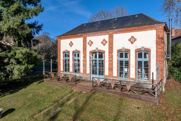 Magnifique château de campagne datant de 1740, situé à quinze minutes de Limoges, offert par Napoléon III, décoré avec raffinement.