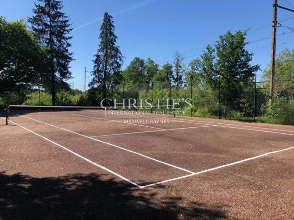 Magnifique château de campagne datant de 1740, situé à quinze minutes de Limoges, offert par Napoléon III, décoré avec raffinement.