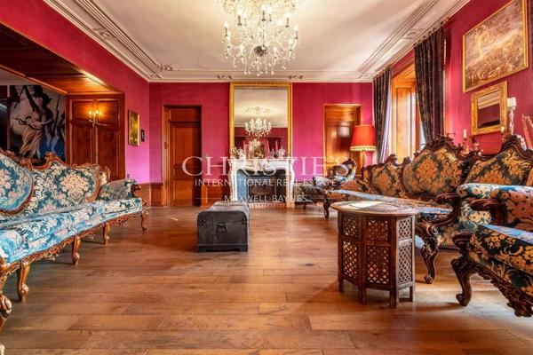 Magnifique château de campagne datant de 1740, situé à quinze minutes de Limoges, offert par Napoléon III, décoré avec raffinement.