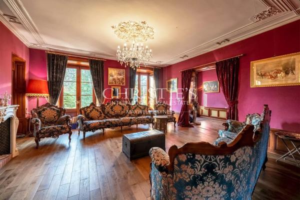 Magnifique château de campagne datant de 1740, situé à quinze minutes de Limoges, offert par Napoléon III, décoré avec raffinement.