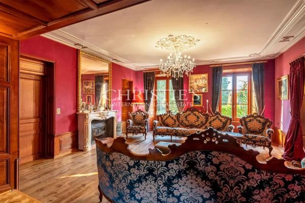 Magnifique château de campagne datant de 1740, situé à quinze minutes de Limoges, offert par Napoléon III, décoré avec raffinement.