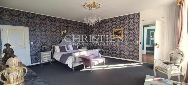 Magnifique château de campagne datant de 1740, situé à quinze minutes de Limoges, offert par Napoléon III, décoré avec raffinement.