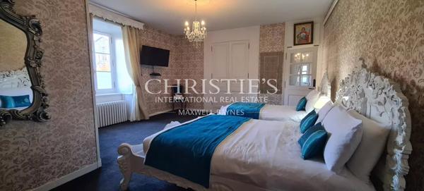 Magnifique château de campagne datant de 1740, situé à quinze minutes de Limoges, offert par Napoléon III, décoré avec raffinement.