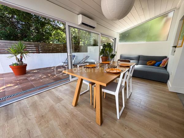 Urrugne, a proximité du bourg, découvrez cette charmante maison en duplex de 85 m2. 
Mitoyenne d’un côté et parfaitement entretenue, elle se compose d’une beau séjour lumineux avec cuisine ouverte. Une véranda d’environ 15 m² prolonge agréablement l’espace de vie et s’ouvre sur une grande terrasse, parfaite pour les repas en extérieur et les instants de détente.
L’étage dessert deux spacieuses chambres, un bureau ou chambre d’appoint, et une salle d’eau avec WC. 
2 places de parking complètent ce bien.