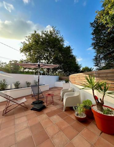 Urrugne, a proximité du bourg, découvrez cette charmante maison en duplex de 85 m2. 
Mitoyenne d’un côté et parfaitement entretenue, elle se compose d’une beau séjour lumineux avec cuisine ouverte. Une véranda d’environ 15 m² prolonge agréablement l’espace de vie et s’ouvre sur une grande terrasse, parfaite pour les repas en extérieur et les instants de détente.
L’étage dessert deux spacieuses chambres, un bureau ou chambre d’appoint, et une salle d’eau avec WC. 
2 places de parking complètent ce bien.