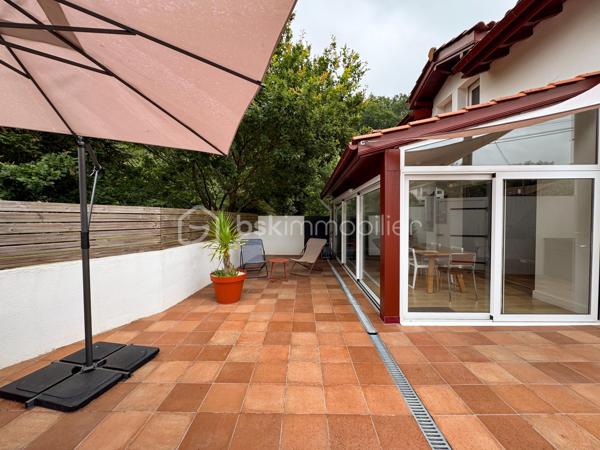 Urrugne, a proximité du bourg, découvrez cette charmante maison en duplex de 85 m2. 
Mitoyenne d’un côté et parfaitement entretenue, elle se compose d’une beau séjour lumineux avec cuisine ouverte. Une véranda d’environ 15 m² prolonge agréablement l’espace de vie et s’ouvre sur une grande terrasse, parfaite pour les repas en extérieur et les instants de détente.
L’étage dessert deux spacieuses chambres, un bureau ou chambre d’appoint, et une salle d’eau avec WC. 
2 places de parking complètent ce bien.
