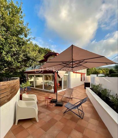 Urrugne, a proximité du bourg, découvrez cette charmante maison en duplex de 85 m2. 
Mitoyenne d’un côté et parfaitement entretenue, elle se compose d’une beau séjour lumineux avec cuisine ouverte. Une véranda d’environ 15 m² prolonge agréablement l’espace de vie et s’ouvre sur une grande terrasse, parfaite pour les repas en extérieur et les instants de détente.
L’étage dessert deux spacieuses chambres, un bureau ou chambre d’appoint, et une salle d’eau avec WC. 
2 places de parking complètent ce bien.