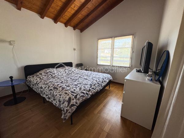 Urrugne, a proximité du bourg, découvrez cette charmante maison en duplex de 85 m2. 
Mitoyenne d’un côté et parfaitement entretenue, elle se compose d’une beau séjour lumineux avec cuisine ouverte. Une véranda d’environ 15 m² prolonge agréablement l’espace de vie et s’ouvre sur une grande terrasse, parfaite pour les repas en extérieur et les instants de détente.
L’étage dessert deux spacieuses chambres, un bureau ou chambre d’appoint, et une salle d’eau avec WC. 
2 places de parking complètent ce bien.