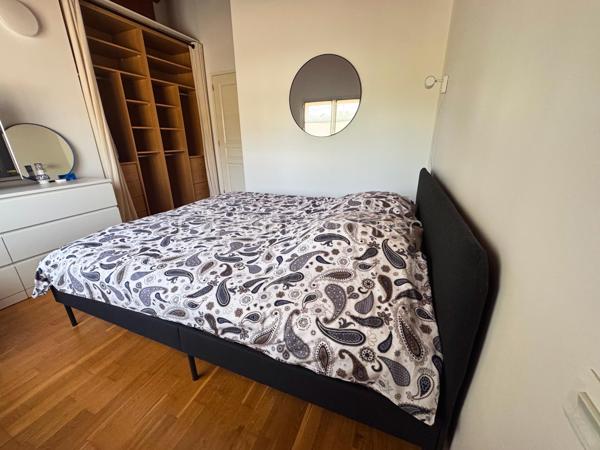 Urrugne, a proximité du bourg, découvrez cette charmante maison en duplex de 85 m2. 
Mitoyenne d’un côté et parfaitement entretenue, elle se compose d’une beau séjour lumineux avec cuisine ouverte. Une véranda d’environ 15 m² prolonge agréablement l’espace de vie et s’ouvre sur une grande terrasse, parfaite pour les repas en extérieur et les instants de détente.
L’étage dessert deux spacieuses chambres, un bureau ou chambre d’appoint, et une salle d’eau avec WC. 
2 places de parking complètent ce bien.